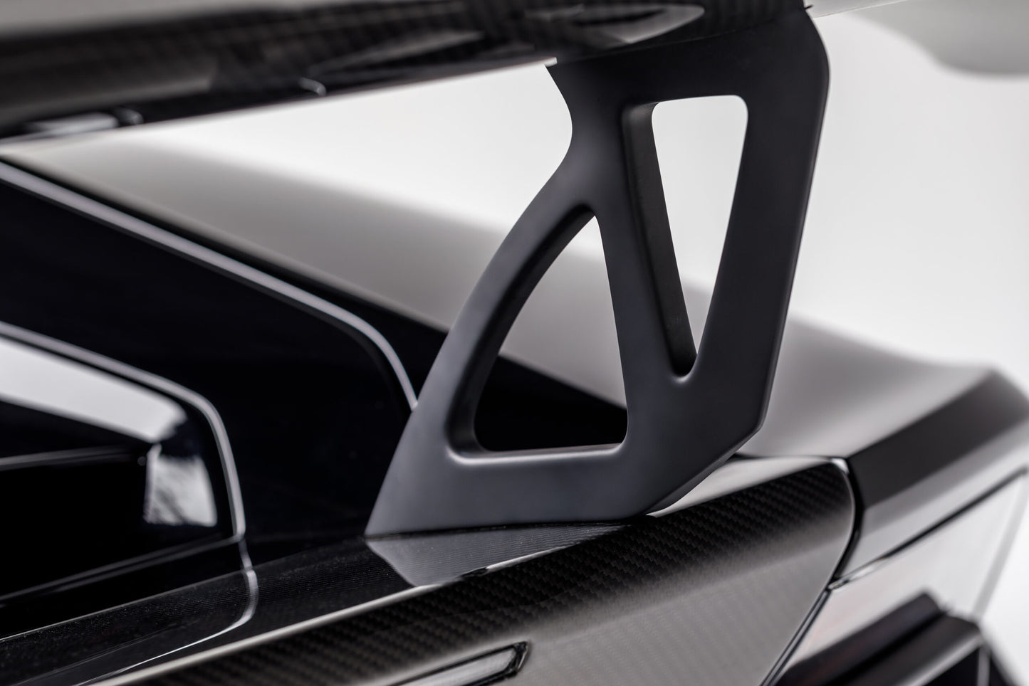 VORSTEINER MONDIALE EDIZIONE CARBON FIBER AERO WING BLADE W/ ALUMINUM UPRIGHTS – LAMBORGHINI HURACAN
